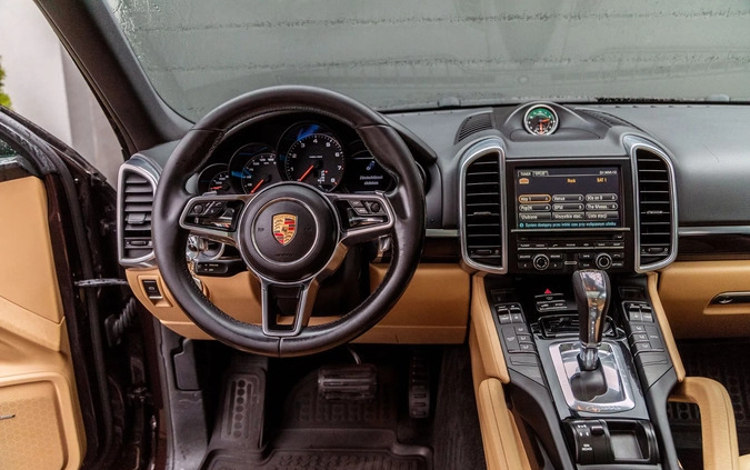 Porsche Cayenne cena 85000 przebieg: 440000, rok produkcji 2015 z Łeba małe 172